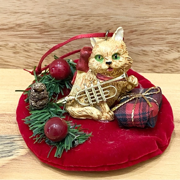 2 Vintage Cats Laying on Round Felt Mat Christmas Ornaments - Picture 2 of 9